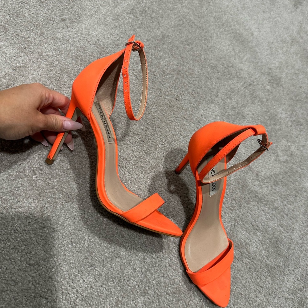 Steve Madden sane sandals in orange size 6
